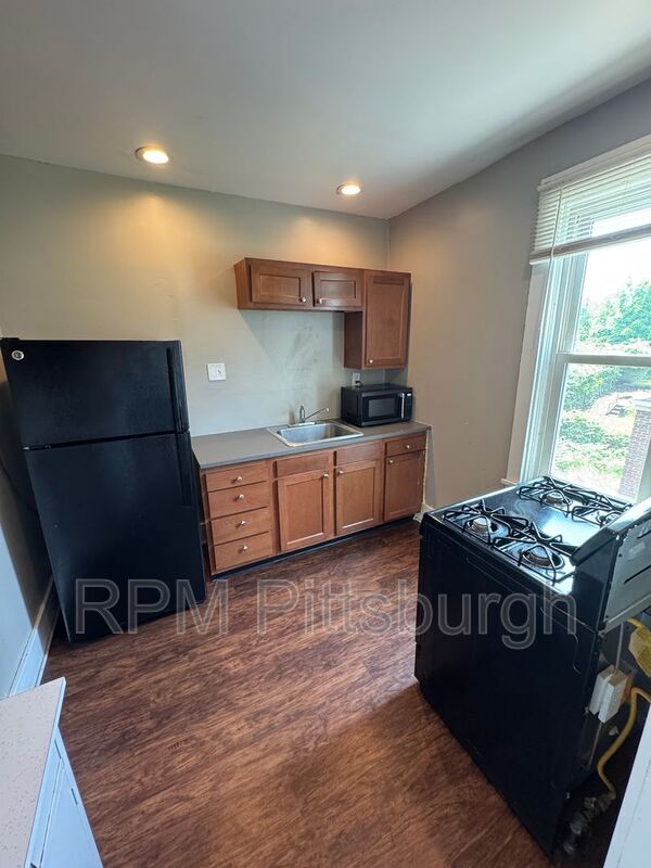 Foto del edificio - 311-313 W Burgess St