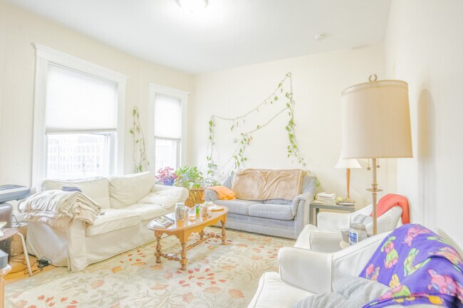 Foto del edificio - 746 Bennington St