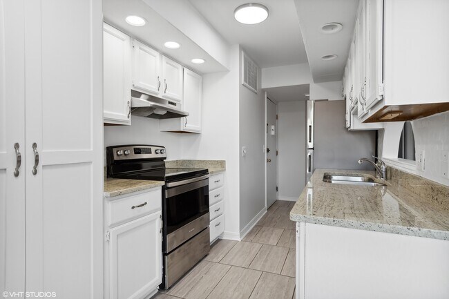 Building Photo - 5603 Lakeside Dr