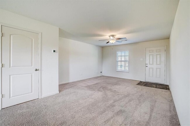 Building Photo - 221 Cres Park Dr