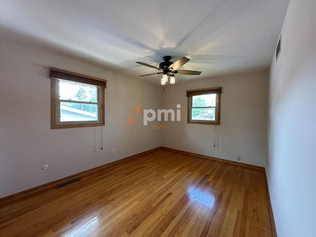 Building Photo - 9554 Crestwood Ave
