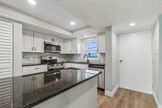 Building Photo - 7050 Sunset Dr S