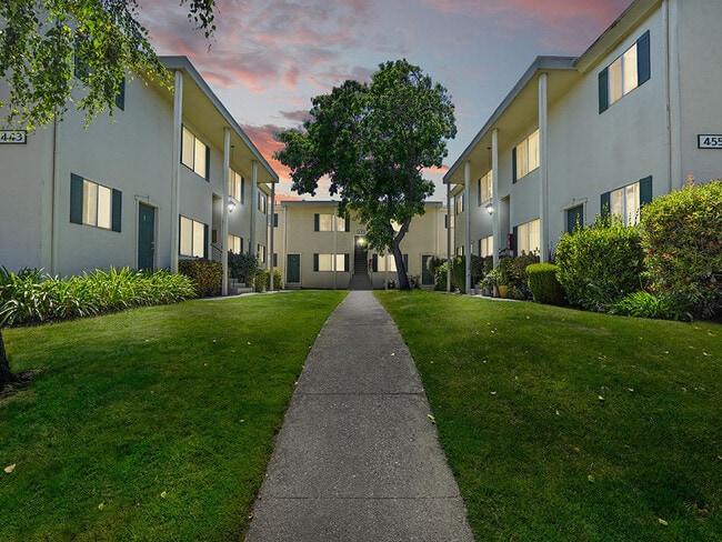 Building Photo - Colonial Garden Apartments