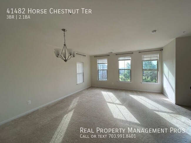 Building Photo - Beautifully Maintained End Unit For Rent i...