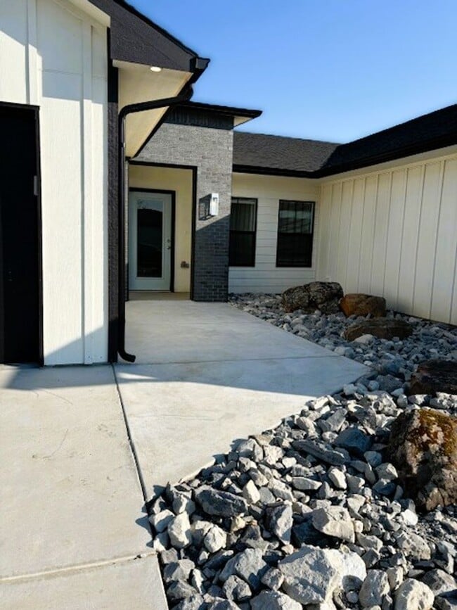 Building Photo - 5216/18 Chase