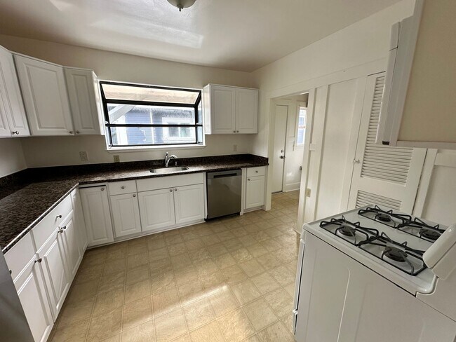 Building Photo - Charming corner lot with great natural light