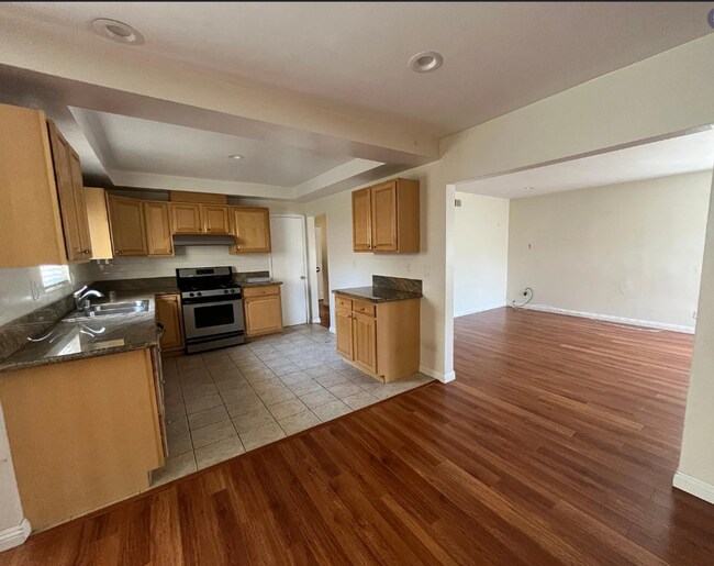 Building Photo - 3 Bedroom 2 Bath- House