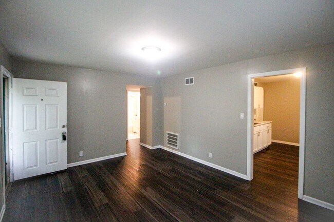 Building Photo - Updated 3 Bedroom Home