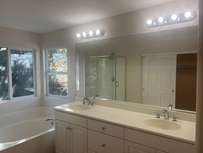 Building Photo - 1679 E Beringer Dr