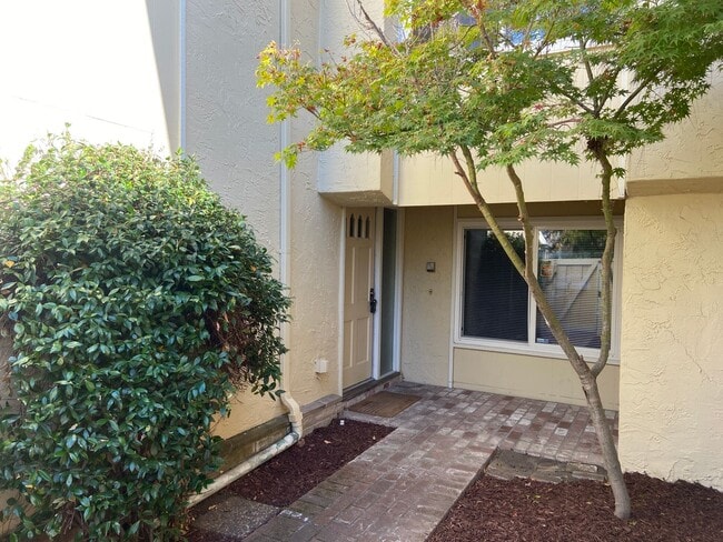 Foto del edificio - Nice Two-Story Unit with Attached Garage a...