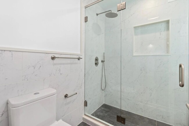 Foto del edificio - Perfect 1 Bedroom 1 Bathroom  Available