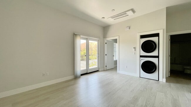 Building Photo - Newer Construction 1 Bedroom in the Ironwo...