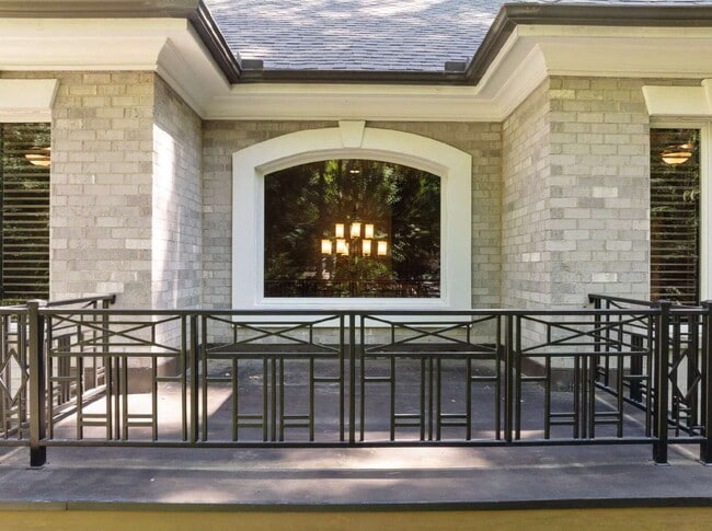Foto del edificio - Luxurious 5-Bed Sanctuary with Scenic View...