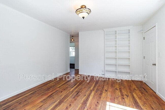 Foto del edificio - 212 Alki Rd