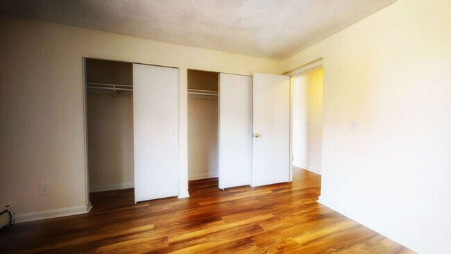 Foto del edificio - 24 Whites Ave