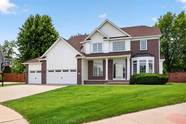 Building Photo - SPACIOUS LIVING!!  4 Bedrooms, 2.5 Bathrooms Home in Des Moines!
