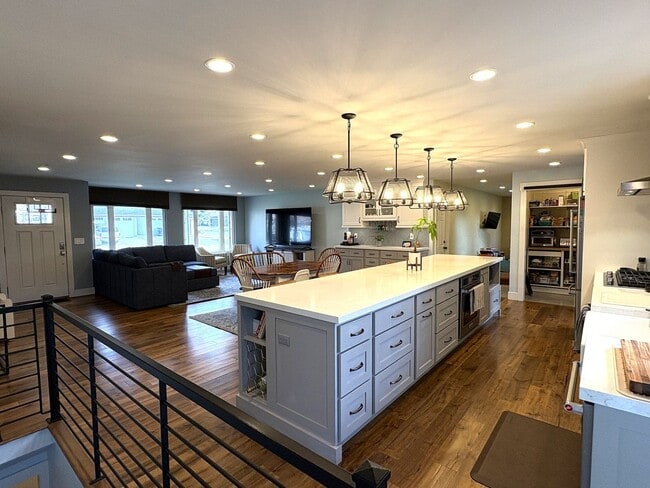 Building Photo - 6 Bedroom/3 Bathroom House in Cottonwood Heights