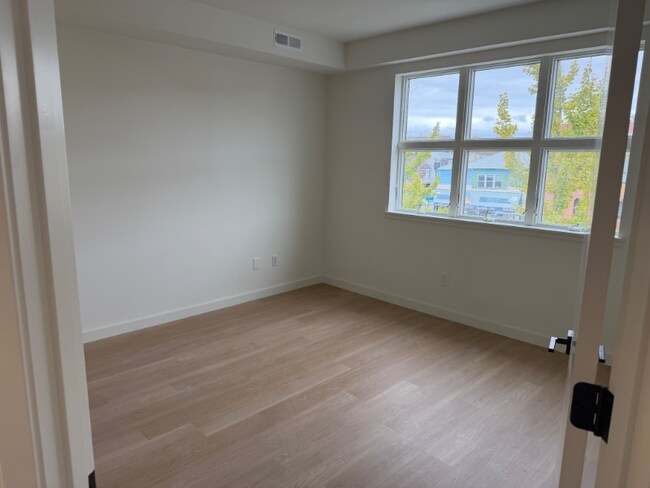 Foto del edificio - 3112 Emmons Ave