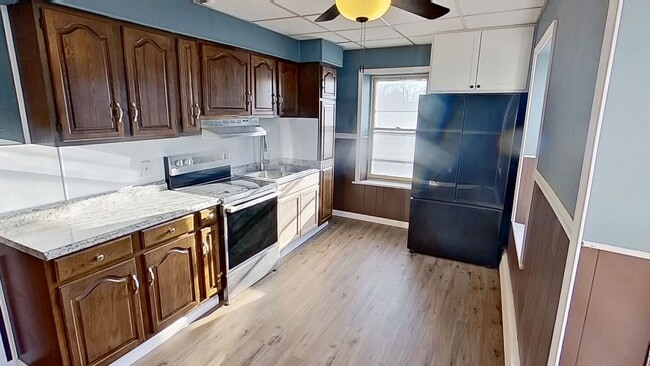 Building Photo - 2nd floor Apartment