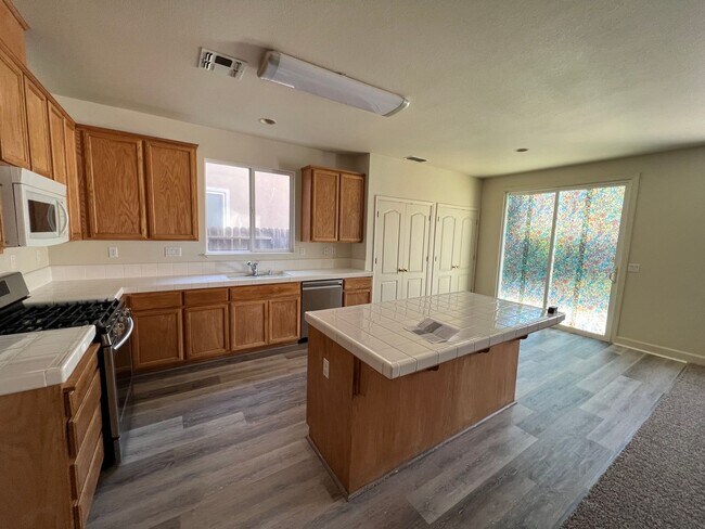Building Photo - 1667 Greenbrier Rd - Gateway 95691