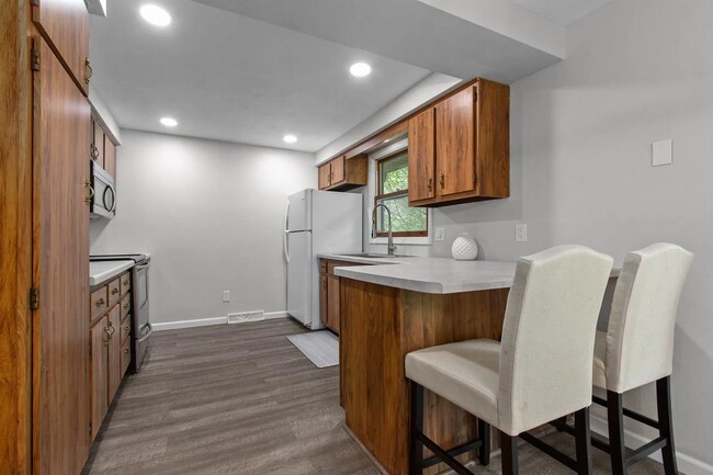 Building Photo - 3124 N Bluemound Dr