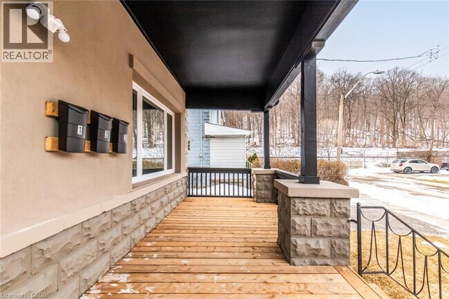 Photo du bâtiment - 253 St Clair Blvd