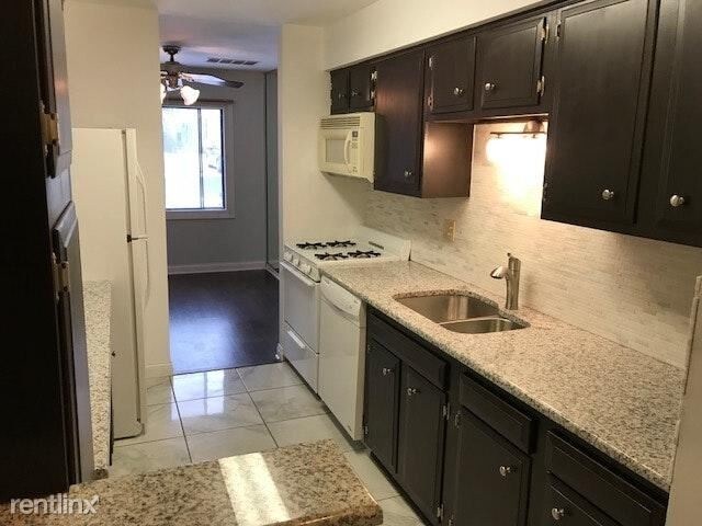 Foto principal - 1 br, 1 bath Condo - 2700 Mitchell Drive 3