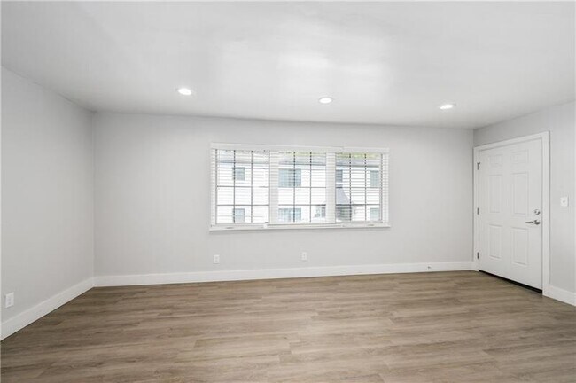Foto del edificio - 905 Briarcliff Terrace NE
