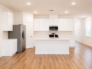 Building Photo - 28110 Meadowlark Sky Dr