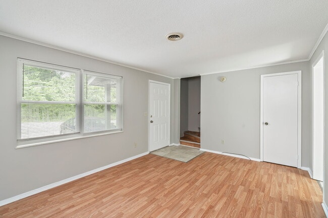 Building Photo - 302 Wakefield Rd