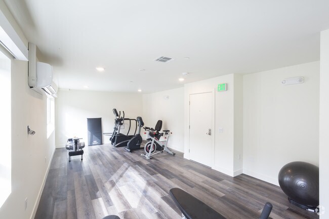 Gimnasio - 3667 Mentone Ave