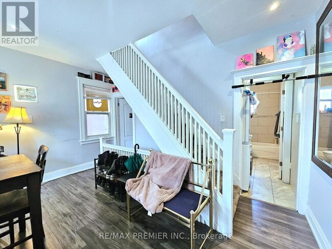 Building Photo - 454-454 Gerrard St E