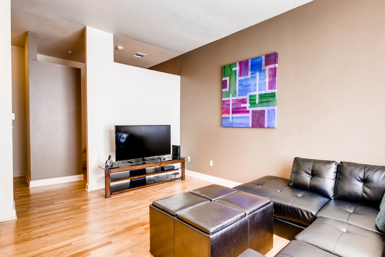 Primary Photo - 5677 S Park Pl