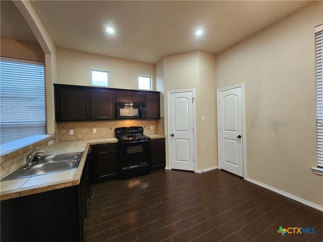 Building Photo - 303 Rosalie Dr