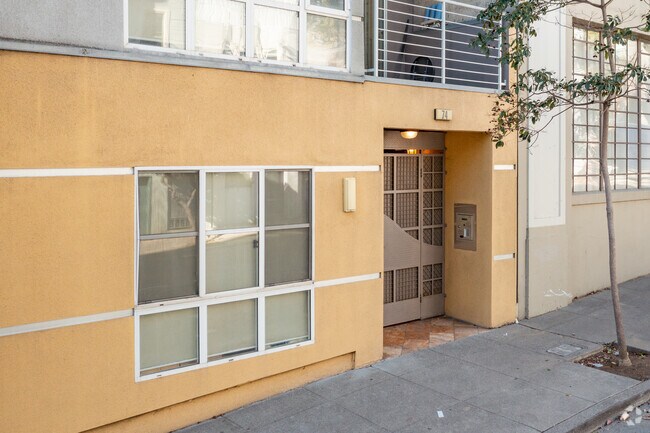 Entrada - 74 Brady St