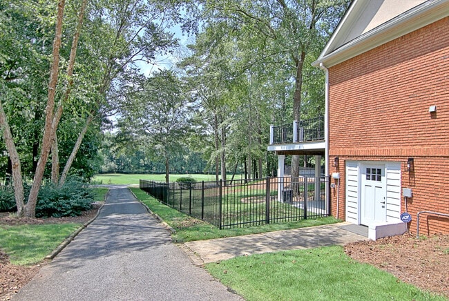 Building Photo - 123 Interlochen Dr