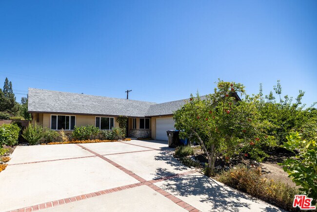 Foto del edificio - 22259 HART St