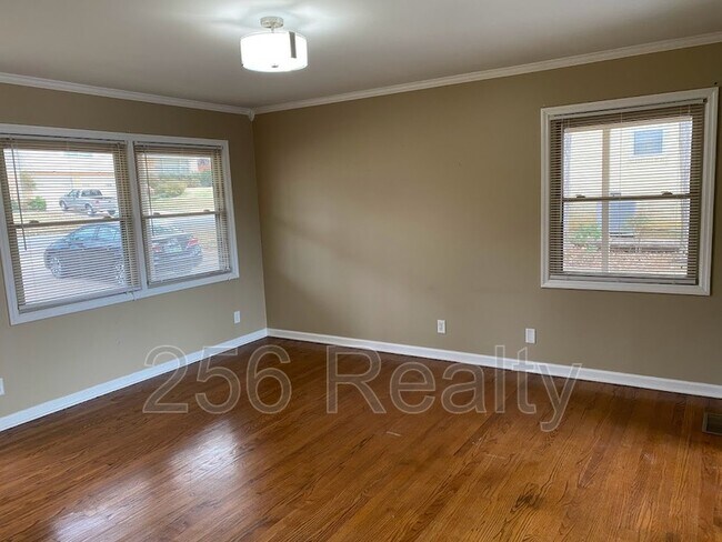 Foto del edificio - 2103 Chambers Dr NE