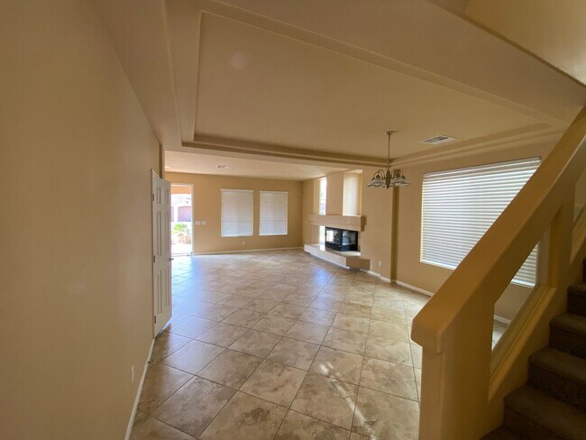 Building Photo - MOVE-IN SPECIAL! 5BD/3BA W/ 3CAR GARAGE LO...