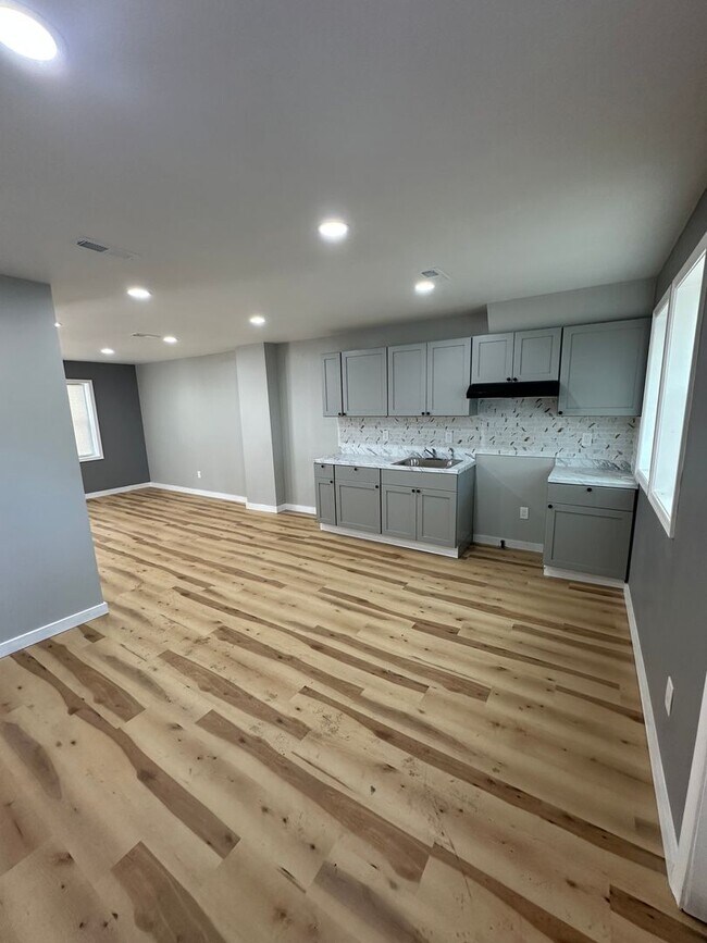 Foto del edificio - Renovated 3 Bed, 1 Bath Townhome in Darby