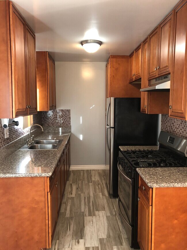 kitchen - 5742 Willowcrest Ave