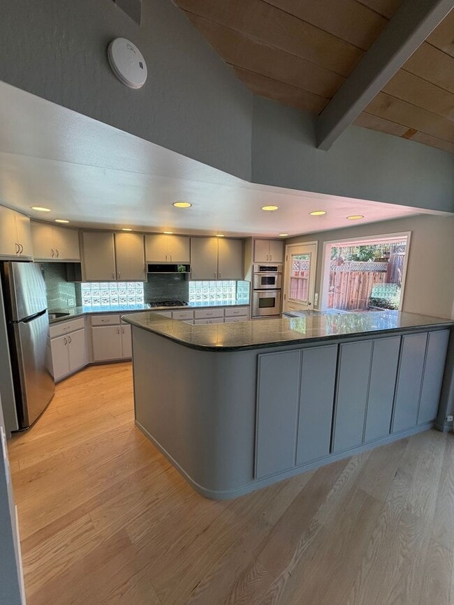 Building Photo - Charming Residence in Belmont