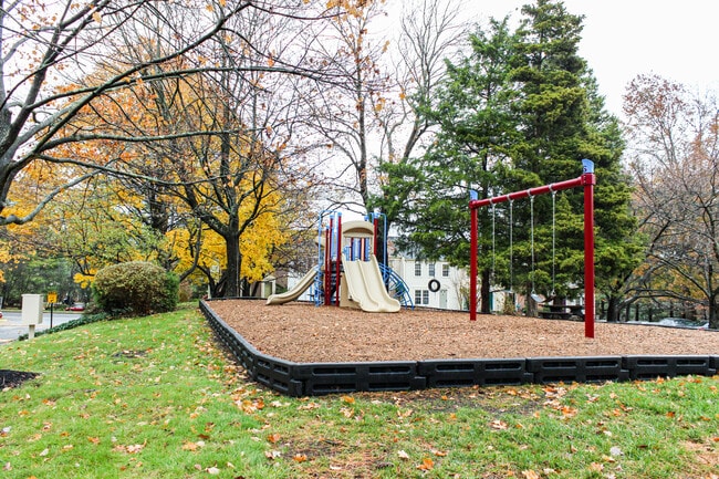 Building Photo - 5546 Bridgewood Dr
