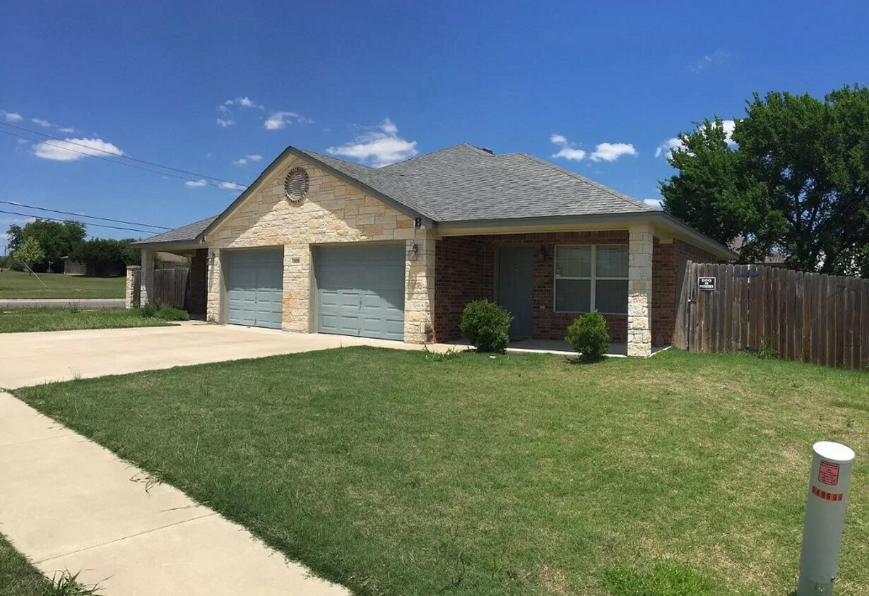 Primary Photo - 909 Yi Dr