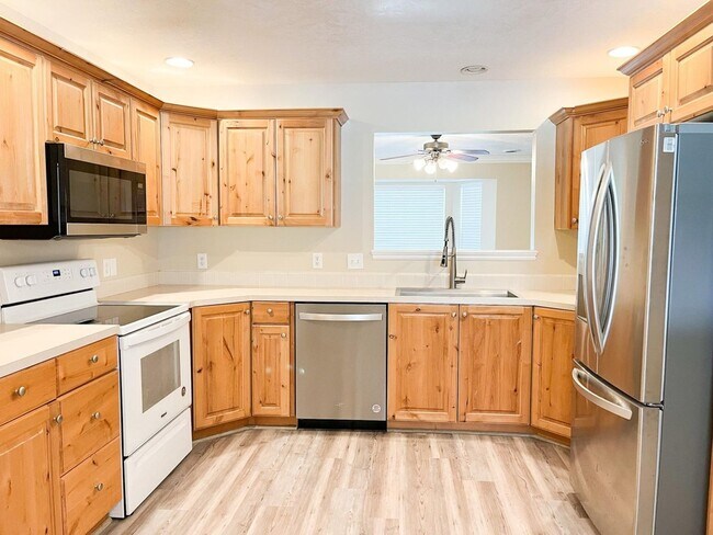 Building Photo - 2 Bed 1.5 Bath Townhome with 2 stall carport