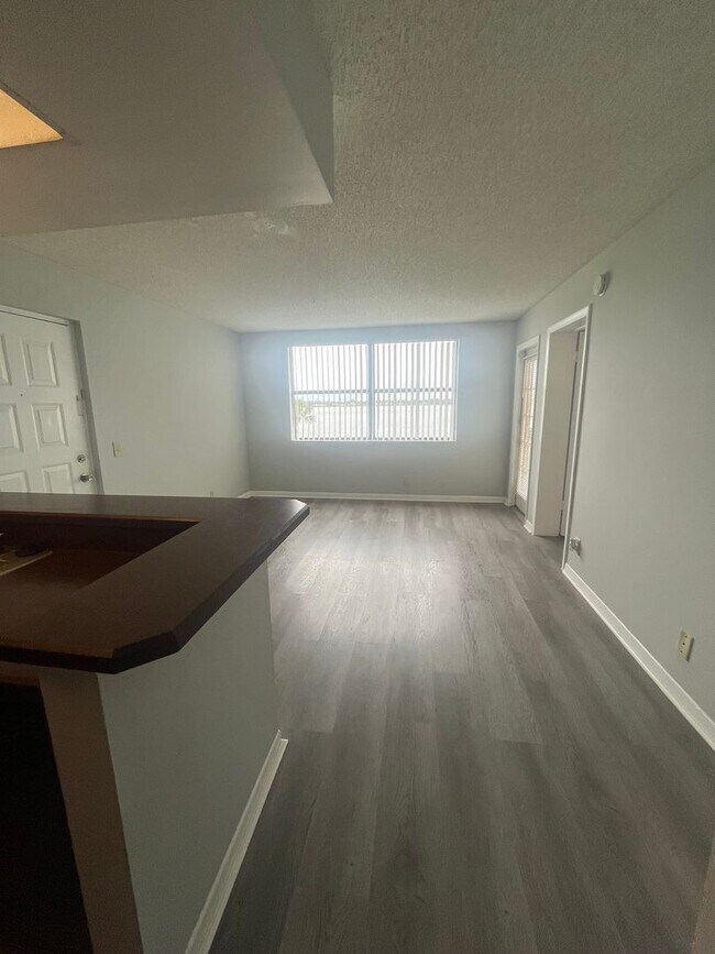 Foto del edificio - ONE BEDROOM ONE BATHROOM WITH LAKEVIEW!!!