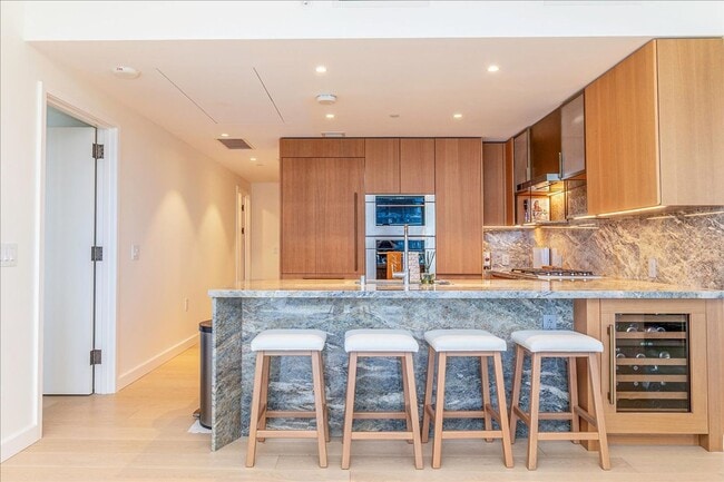 Building Photo - Victoria Place 3602