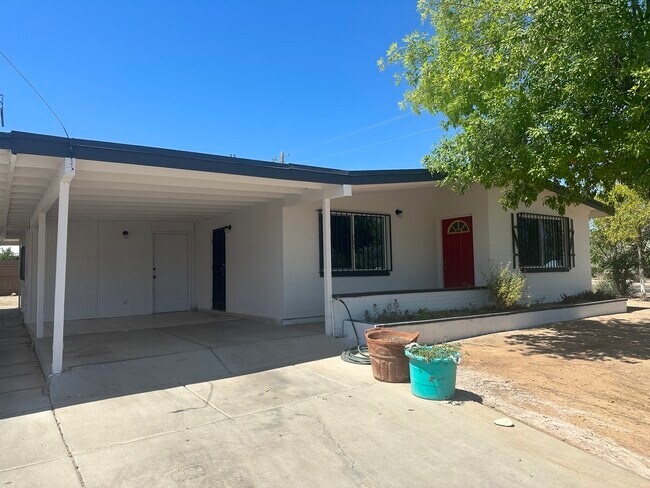 Building Photo - 551 W Corona Rd