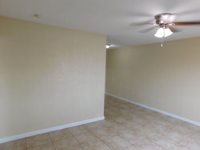 Building Photo - One-bedroom apartment -MOVE IN SPECIAL -  Downtown area -NO PETS - 620 N 16th St