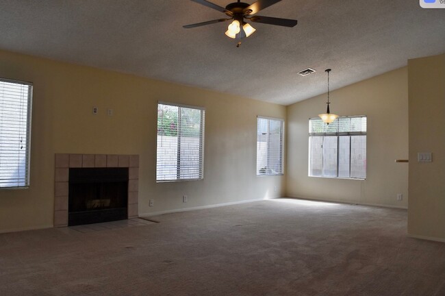 Building Photo - 3 BED, 2 BATH W/ 2 CAR GARAGE HOME IN GLEN...